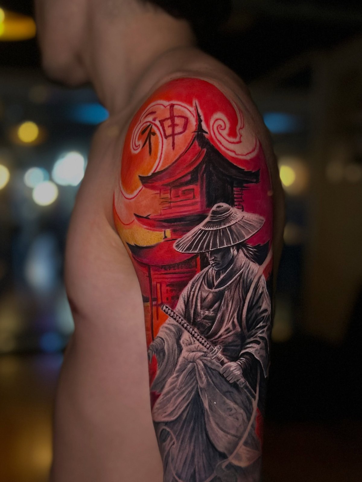 Samurai colorido com templo e sol vermelho